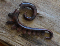 Cargar imagen en el visor de la galería, Fake Piercing Ohrring Holz Hook Spirale Drachenrücken - chic-net.de
