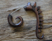 Cargar imagen en el visor de la galería, Fake Piercing Ohrring Holz Hook Spirale Drachenrücken - chic-net.de
