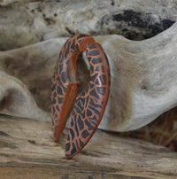 Cargar imagen en el visor de la galería, Fake Piercing Ohrring Holz Tropfen braun Alien Ei - chic-net.de
