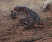 Load image into Gallery viewer, Fake Piercing Ohrring Holz Tropfen braun Mandala Blume - chic-net.de
