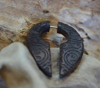 Load image into Gallery viewer, Fake Piercing Ohrring Holz Tropfen dunkel Bali Batik - chic-net.de
