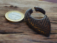 Load image into Gallery viewer, Fake Piercing Ohrring Holz Tropfen dunkel Sayagata - chic-net.de
