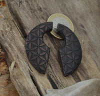Cargar imagen en el visor de la galería, Fake Piercing Ohrring Narra Holz Kreis Blume des Lebens - chic-net.de

