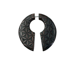 Cargar imagen en el visor de la galería, Fake Piercing Ohrring Narra Holz Kreis Blume des Lebens - chic-net.de
