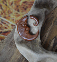 Load image into Gallery viewer, Fake Piercing Ohrring Sawo Holz Mond Sichel Gesicht - chic-net.de
