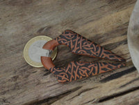 Cargar imagen en el visor de la galería, Fake Piercing Ohrring Sawo Holz Pfeil keltischer Knoten - chic-net.de
