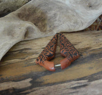 Cargar imagen en el visor de la galería, Fake Piercing Ohrring Sawo Holz Pfeil keltischer Knoten - chic-net.de
