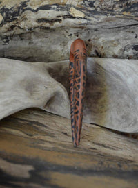 Cargar imagen en el visor de la galería, Fake Piercing Ohrring Sawo Holz Pfeil keltischer Knoten - chic-net.de
