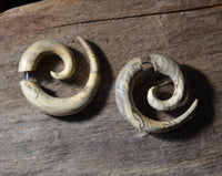 Cargar imagen en el visor de la galería, Fake Piercing Ohrring Spirale hell gemasert Bananenholz - chic-net.de
