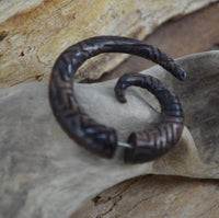 Load image into Gallery viewer, Fake Piercing Ohrring Spirale Holz dunkel Labyrinth - chic-net.de
