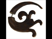 Load image into Gallery viewer, Fake Piercing Ohrring verschnörkelt Holz braun Edelstahl - chic-net.de
