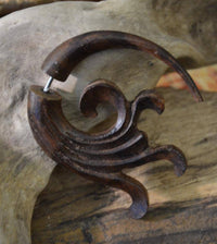 Load image into Gallery viewer, Fake Piercing Ohrring verschnörkelt Holz braun Edelstahl - chic-net.de
