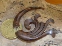 Load image into Gallery viewer, Fake Piercing Ohrring verschnörkelt Holz braun Edelstahl - chic-net.de
