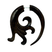 Load image into Gallery viewer, Fake Piercing Ohrring verschnörkelt Holz braun Edelstahl - chic-net.de

