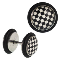 Load image into Gallery viewer, Fake Piercing Plug Edelstahl Schachbrett weiß schwarz Gummiring 7 mm - chic-net.de
