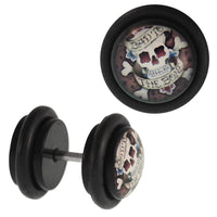 Load image into Gallery viewer, Fake Piercing Plug Totenkopf Knochen überkreuzt Band Schriftzug Gummiring 7 mm - chic-net.de
