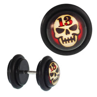 Cargar imagen en el visor de la galería, Fake Piercing Plug Tunnel Totenkopf böse Stirn Zahl 13 Gummiring 7 mm - chic-net.de
