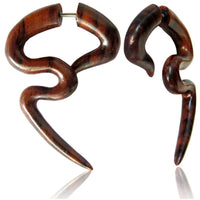 Cargar imagen en el visor de la galería, Fake Piercing Sono Holz Bogen stark gewunden 45 mm Plug Ohrstecker braun gemasert - chic-net.de
