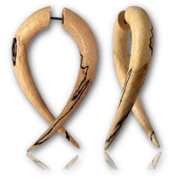 Load image into Gallery viewer, Fake Piercing Tamarinden Holz gebogen Hufeisen 50 mm Plug Ohrstecker hell schwarz gemasert - chic-net.de
