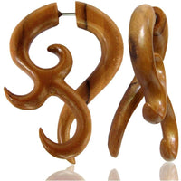 Load image into Gallery viewer, Fake Piercing Teak Holz Bogen Haken überlappend Plug Ohrstecker braun gemasert - chic-net.de
