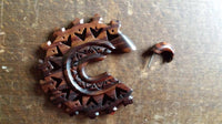 Load image into Gallery viewer, Fake Piercing Zackenrad Holz Edelstahl handgeschnitzt groß dunkelbraun Dehner - chic-net.de
