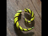 Load image into Gallery viewer, Fake Spirale bemalt gelb schwarz grün Piercing Holz - chic-net.de
