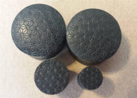 Load image into Gallery viewer, Flesh Plug Ebenholz Stern Blume des Lebens double flared Lobe Dehner schwarz Gravur - chic-net.de
