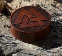 Cargar imagen en el visor de la galería, Flesh Plug Holz braun Valknut Wotansknoten double flared - chic-net.de
