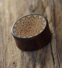 Load image into Gallery viewer, Flesh Plug Holz Dahlie hell dunkel double flared.
