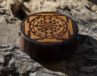 Cargar imagen en el visor de la galería, Flesh Plug Holz Sri Yantra hell dunkel double flared - chic-net.de
