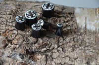 Cargar imagen en el visor de la galería, Flesh Plug Horn Auge Kreuz Bone Inlay double flared - chic-net.de
