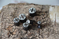 Cargar imagen en el visor de la galería, Flesh Plug Horn Auge Kreuz Bone Inlay double flared - chic-net.de
