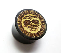 Cargar imagen en el visor de la galería, Flesh Plug Krieger Maske Sonne Gravur Holz dunkel Jackfrucht ocker double flared - chic-net.de
