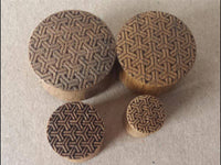 Load image into Gallery viewer, Flesh Plug Teakholz Peace Knoten Muster double flared Lobe Dehner braun Gravur - chic-net.de
