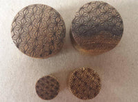 Load image into Gallery viewer, Flesh Plug Teakholz Stern Blume des Lebens double flared Lobe Dehner braun Gravur - chic-net.de
