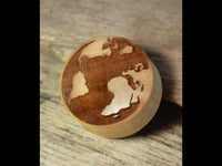Cargar imagen en el visor de la galería, Flesh Plug Weltkarte Holz Welt Erde Globus double flared - chic-net.de

