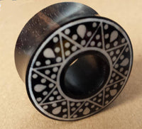 Load image into Gallery viewer, Flesh Tunnel Sternenkranz dick weiß Resin Sono Holz - chic-net.de
