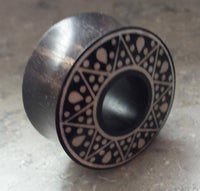 Load image into Gallery viewer, Flesh Tunnel Sternenkranz dick weiß Resin Sono Holz - chic-net.de
