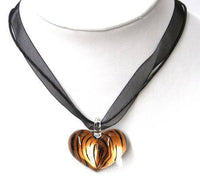 Load image into Gallery viewer, Glasanhänger mit Stoffkette, Orange mit Strichen, herzförmig, 3,5x2,5cmØ - chic-net.de
