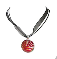 Load image into Gallery viewer, Glasanhänger mit Stoffkette, Rot mit Kreismuster, rund, 3cmØ - chic-net.de
