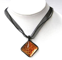 Load image into Gallery viewer, Glasanhänger mit Stoffkette, Rot mit Muster, quadratisch, 3,3x3,3cmØ - chic-net.de
