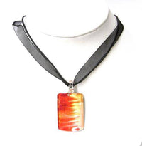 Load image into Gallery viewer, Glasanhänger mit Stoffkette, Rot und Weiß, rechteckig, 2,7x3,5cm - chic-net.de
