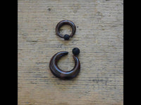 Load image into Gallery viewer, Gummi Klemmkugel Ring Narraholz Piercing Sichel - chic-net.de
