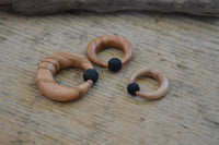 Load image into Gallery viewer, Gummi Klemmkugel Ring Olivenholz Piercing Sichel - chic-net.de
