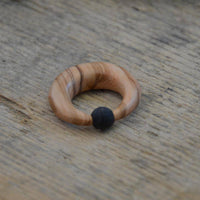 Load image into Gallery viewer, Gummi Klemmkugel Ring Olivenholz Piercing Sichel - chic-net.de

