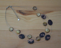 Load image into Gallery viewer, Halskette dreilagig braun Perlmutt Plättchen Flecken - chic-net.de
