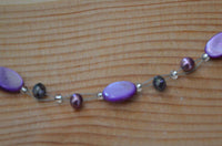 Load image into Gallery viewer, Halskette Glitzer Perlen Perlmutt Scheiben oval lila - chic-net.de
