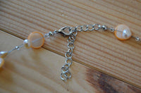 Load image into Gallery viewer, Halskette hell orange Perlen Perlmutt Muschel Plättchen - chic-net.de
