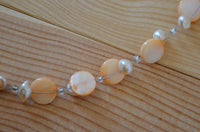 Load image into Gallery viewer, Halskette hell orange Perlen Perlmutt Muschel Plättchen - chic-net.de
