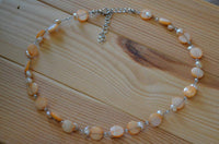Load image into Gallery viewer, Halskette hell orange Perlen Perlmutt Muschel Plättchen - chic-net.de
